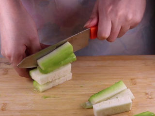 5、丝瓜换种新鲜做法，比炒蛋还要好吃百倍,剩下的部分也不能浪费，我们将剩下的丝瓜切条装盘备用。