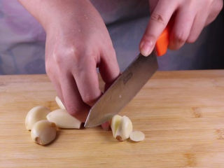 8、丝瓜换种新鲜做法，比炒蛋还要好吃百倍,取几颗大蒜切片然后剁成蒜末备用。