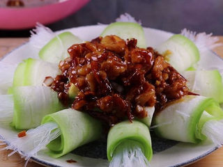 13、丝瓜换种新鲜做法，比炒蛋还要好吃百倍,将炒香的虾仁蒜末淋在丝瓜卷上。