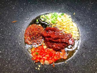 6、香辣土豆,锅里剩底油，把蒜末、葱白、辣椒粉、郫县豆瓣酱、小米辣一起放入，小火炒出香味。