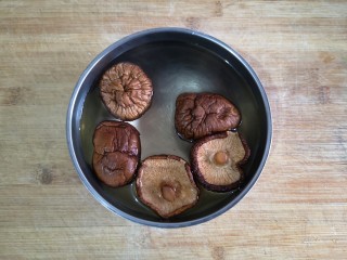 2、八宝百财福袋,香菇泡发。