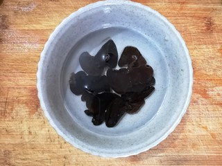 4、八宝百财福袋,小碗秋耳泡发。