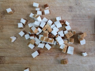 7、八宝百财福袋,豆腐干切小丁。