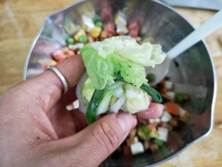 17、八宝百财福袋,将一圈的菜叶收起来，用韭菜缠绕后打结。