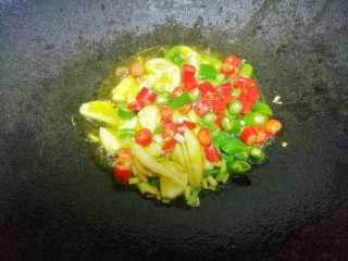 7、红烧冬瓜,起锅热油，加入葱白姜蒜辣椒爆香。