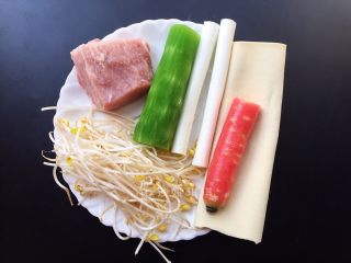 1、五彩京酱肉丝,准备材料如图。