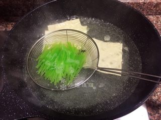 3、五彩京酱肉丝,将豆腐皮、胡萝卜、莴苣、豆芽依次烫熟捞出沥干水份备用。