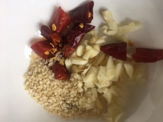 7、酸辣黄瓜条,加入白芝麻