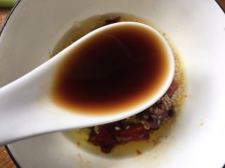 11、酸辣黄瓜条,加入两勺生抽