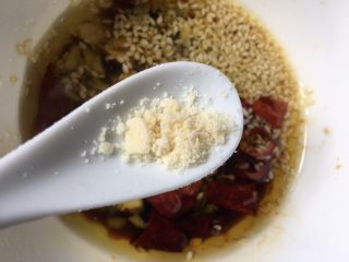 13、酸辣黄瓜条,加入适量的鸡精