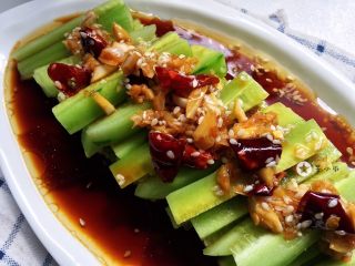 17、酸辣黄瓜条,调料碗浇在黄瓜上即可上桌