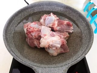 2、东北酱大骨,猪大骨冷水下锅焯水