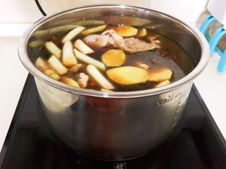 12、东北酱大骨,汤汁要没过猪大骨