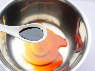 6、低脂爽脆开胃下饭的腌黄瓜条,1小勺老抽。