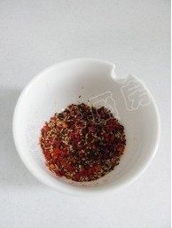 1、香拌鸡丝,将辣椒面、芝麻和麻椒面放入碗中