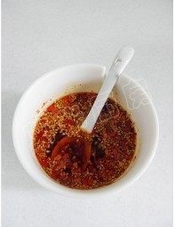 4、香拌鸡丝,再淋入适量热油，辣椒油就好做了