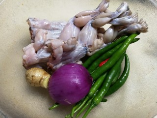 1、酱爆田鸡,备好图中材料