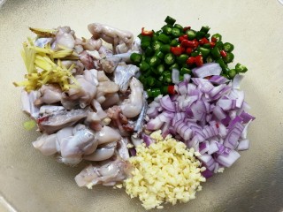 2、酱爆田鸡,如图切配好