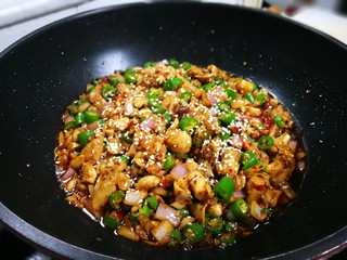 7、酱爆田鸡,出锅撒入白芝麻，没有可忽略