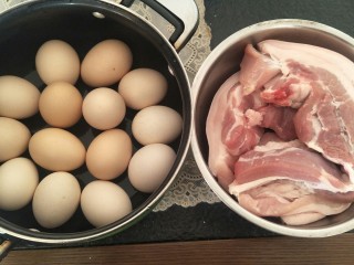 1、江湖中失传已久的红烧肉,取一锅鸡蛋。买两斤五花肉。