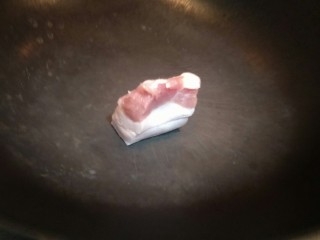 4、江湖中失传已久的红烧肉,锅烧热以后不放油。直接烫猪皮。这样子做出来的红烧肉的皮很有弹性。