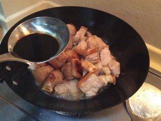 9、江湖中失传已久的红烧肉,半勺老抽