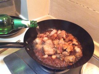 12、江湖中失传已久的红烧肉,开一瓶玻璃瓶啤酒????全部倒入