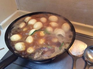 16、江湖中失传已久的红烧肉,大火收水，放两根葱。没有葱的影响也不大。