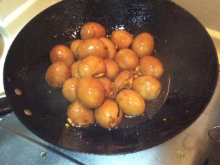 20、江湖中失传已久的红烧肉,鸡蛋再放入肉汁中打打滚，上点味