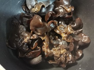 5、凉拌木耳,将木耳放在一个大碗中。