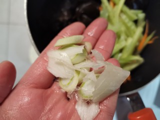 8、凉拌木耳,加入一点葱花。