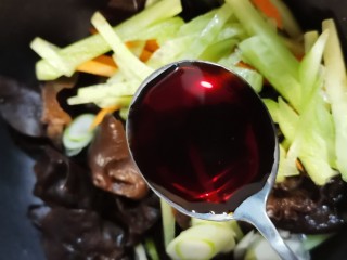 9、凉拌木耳,加入味极鲜。