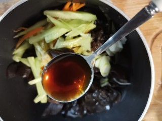 11、凉拌木耳,加入醋。