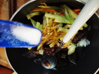 10、凉拌木耳,加入盐。