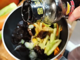 12、凉拌木耳,加入香油。