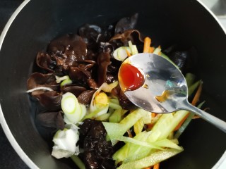 13、凉拌木耳,加入蚝油