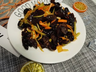 15、凉拌木耳,充分的拌匀。