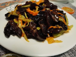 16、凉拌木耳,爽口的凉拌木耳做好了。