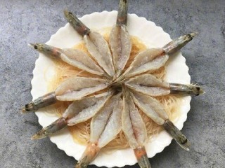 4、蒜蓉粉丝蒸虾,处理好后，如图摆在粉丝上。