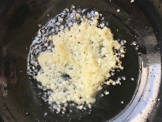 5、蒜蓉粉丝蒸虾,起锅，热油，放入蒜末，小火煽炒出香。
