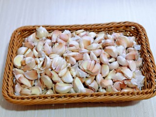 3、自制蒜蓉辣酱,依次将大蒜掰完。没有用这么多，量可以根据需求增减。