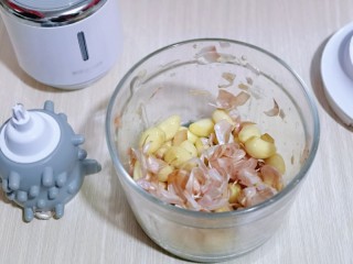 7、自制蒜蓉辣酱,蒜皮与蒜瓣分离开来啦！将蒜皮取出。