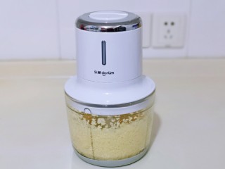 9、自制蒜蓉辣酱,启动再把大蒜打碎。