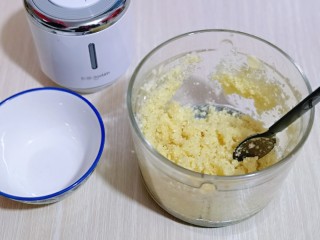 10、自制蒜蓉辣酱,约30秒，蒜蓉完成了，取出备用。