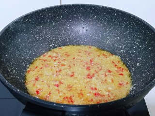 19、自制蒜蓉辣酱,继续保持小火翻炒3分钟即可关火。