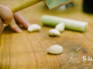 7、川式水煮牛肉,蒜敲碎,姜敲扁,葱切段