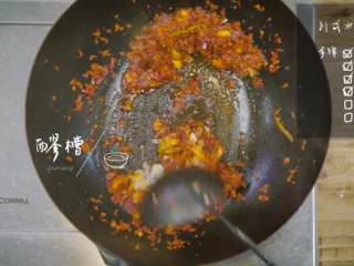 10、川式水煮牛肉,依次放入干辣椒和醪糟翻炒