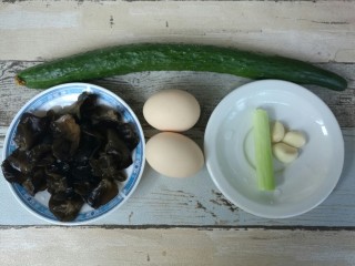 1、黄瓜炒鸡蛋,准备材料。