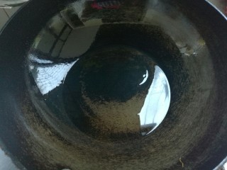 3、黄瓜炒鸡蛋,炒锅坐火上，锅热倒油。