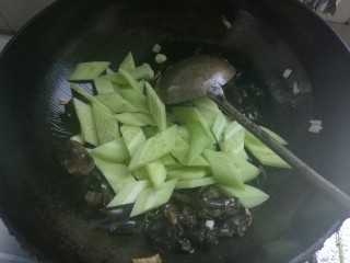 9、黄瓜炒鸡蛋,倒入黄瓜片。